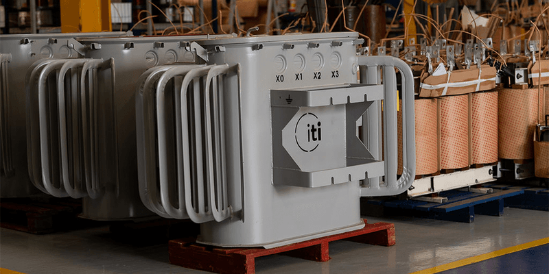 Como a variação de carga afeta o transformador elétrico ao longo do dia?